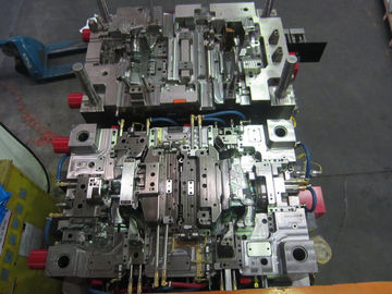 El moldeo por inyección plástico con el material TPU+PA66, las piezas usadas en el automóvil coloca.