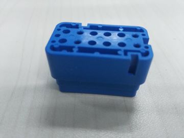 Las piezas azules del moldeo por inyección del color de la producción en masa a partir de 2 cavidades moldean