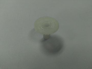 Color blanco de la pieza plástica del molde del engranaje con el material de POM hecho de moldeo por inyección exacto