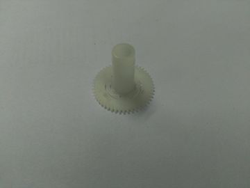Color blanco de la pieza plástica del molde del engranaje con el material de POM hecho de moldeo por inyección exacto
