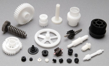 Diferentes tipos de engranajes del engranaje plástico que moldea en blanco o negro