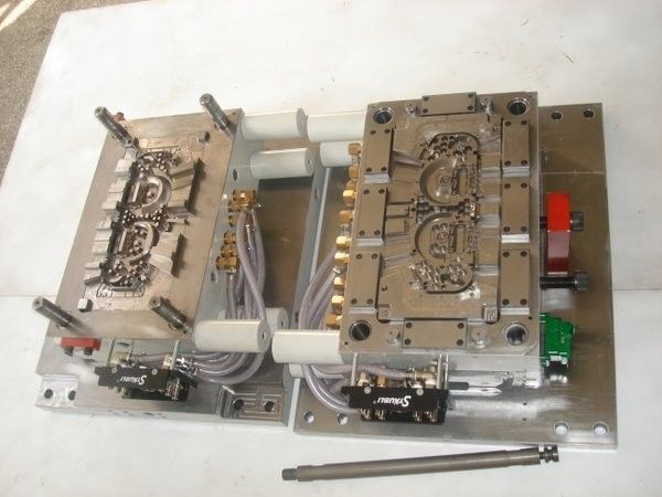 Molde caliente plástico del corredor del moldeo por inyección del tratamiento térmico para el material automotriz de las piezas PA66